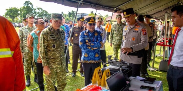 Gubernur Kalteng, Agustiar Sabran, beserta jajaran forkopimda mencek kesiapan sarpras penanggulangan karhutla disela apel, Jumat (17/4/20026). (Ist)