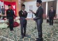 Bupati Murung Raya, Heriyus, menyerahkan SK kepada Kepala Disdukcapil, Gema Topandas, dalam prosesi pelantikan.
