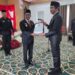 Bupati Murung Raya, Heriyus, menyerahkan SK kepada Kepala Disdukcapil, Gema Topandas, dalam prosesi pelantikan.