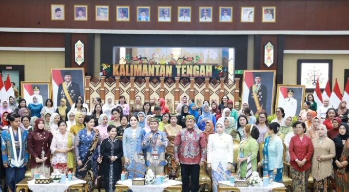 Gubernur Kalteng, Agustiar Sabran dan Wagub, Edy Protowo, menghadiri peringatan Hari Kartini yang diselenggarakan di Aula Jayang Tingang, Selasa (21/4/2026). (Ist)