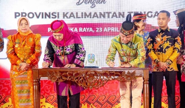 Penandatanganan kerja sama antara Pemerintah Provinsi Kalimantan Tengah dan Pemerintah Provinsi Jawa Timur di M Bahalap Hotel Palangka Raya, Kamis (23/4/2026). (Ist)