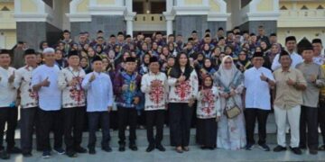 Bupati Murung Raya, Heriyus, berpose dengan para jemaah calon haji, Minggu (26/4/2026).