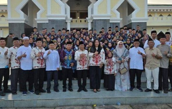 Bupati Murung Raya, Heriyus, berpose dengan para jemaah calon haji, Minggu (26/4/2026).