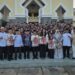 Bupati Murung Raya, Heriyus, berpose dengan para jemaah calon haji, Minggu (26/4/2026).