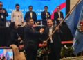 Gubernur Kalteng, Agustiar Sabran, menerima bendera petaka Percasi Indonesia.