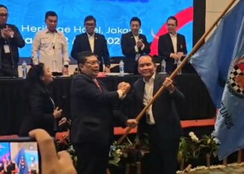 Gubernur Kalteng, Agustiar Sabran, menerima bendera petaka Percasi Indonesia.