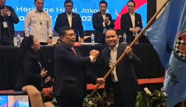 Gubernur Kalteng, Agustiar Sabran, menerima bendera petaka Percasi Indonesia.