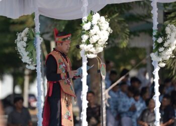 Wakil Menteri Pendidikan Dasar dan Menengah RI Fajar Riza Ul Haq, membacakan sambutan, Sabtu (2/5/2026). (Ist)