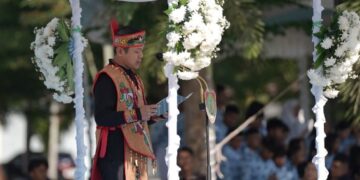 Wakil Menteri Pendidikan Dasar dan Menengah RI Fajar Riza Ul Haq, membacakan sambutan, Sabtu (2/5/2026). (Ist)