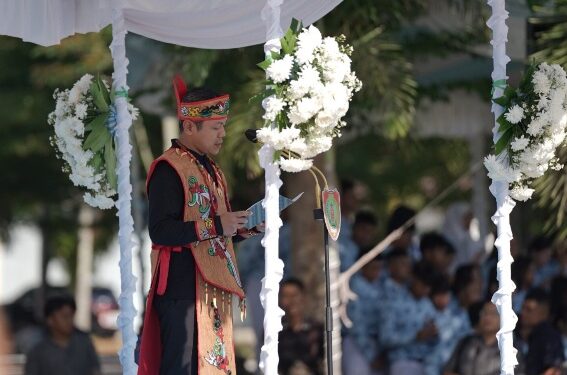 Wakil Menteri Pendidikan Dasar dan Menengah RI Fajar Riza Ul Haq, membacakan sambutan, Sabtu (2/5/2026). (Ist)
