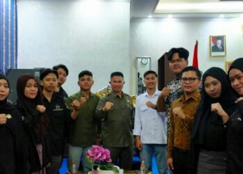 Wakil Ketua DPRD Kalteng, Junaidi, menerima mahasiswa UIN dan UPR, belum lama ini. (Ist)