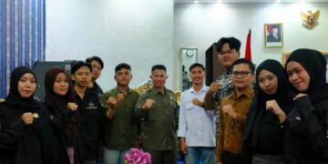 Wakil Ketua DPRD Kalteng, Junaidi, menerima mahasiswa UIN dan UPR, belum lama ini. (Ist)