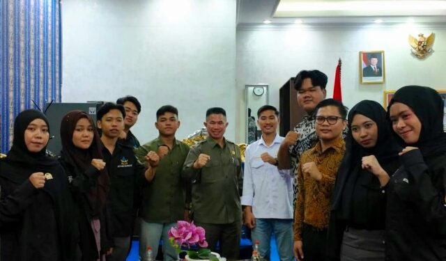 Wakil Ketua DPRD Kalteng, Junaidi, menerima mahasiswa UIN dan UPR, belum lama ini. (Ist)