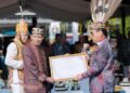 Ketua DPRD Kalteng, Arton S Dohong, menerima gelar adat di HUT ke-69 Kalimantan Tengah, baru - baru tadi. (Ist)
