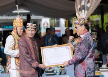 Ketua DPRD Kalteng, Arton S Dohong, menerima gelar adat di HUT ke-69 Kalimantan Tengah, baru - baru tadi. (Ist)