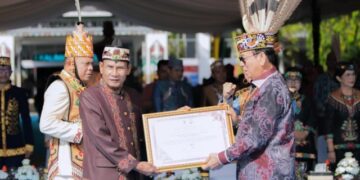 Ketua DPRD Kalteng, Arton S Dohong, menerima gelar adat di HUT ke-69 Kalimantan Tengah, baru - baru tadi. (Ist)