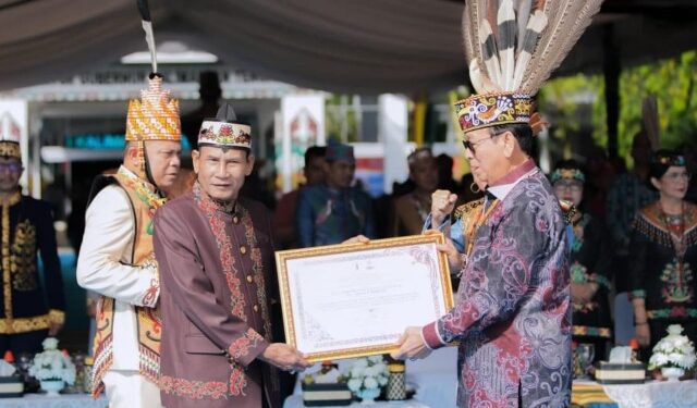 Ketua DPRD Kalteng, Arton S Dohong, menerima gelar adat di HUT ke-69 Kalimantan Tengah, baru - baru tadi. (Ist)