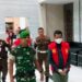 Tersangka korupsi zirkon menggunakan baju tahanan kejaksaan saat digiring menuju mobil tahanan. (Ist)