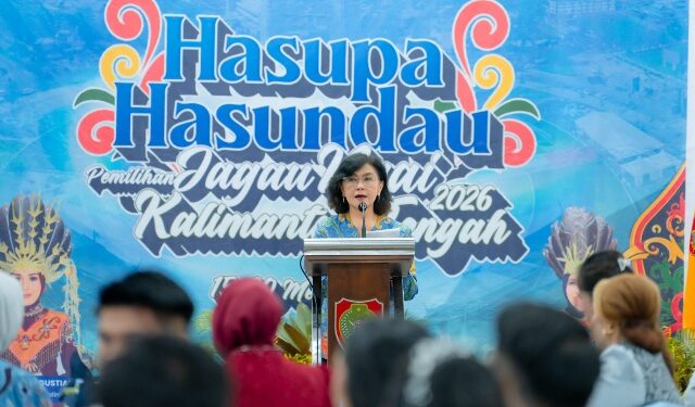 Pj Sekda Kalteng, Linae Victoria Aden, menyampaikan sambutan sekaligus membuka kegiatan Hasupa Hasundau (Gala Dinner) Pemilihan Jagau dan Nyai Kalimantan Tengah Tahun 2026 yang digelar di Istana Isen Mulang Rumah Jabatan Gubernur Kalimantan Tengah, Jumat (15/5/2026). (Ist)