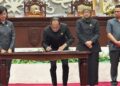 Ketua DPRD Kalteng Arton S Dohong, dalam penandatanganan hasil rapat paripurna. (Ist)