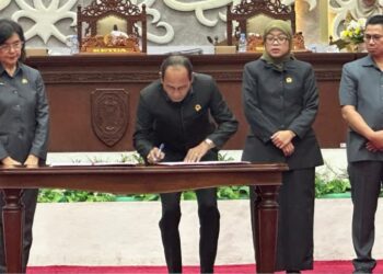 Ketua DPRD Kalteng Arton S Dohong, dalam penandatanganan hasil rapat paripurna. (Ist)