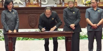 Ketua DPRD Kalteng Arton S Dohong, dalam penandatanganan hasil rapat paripurna. (Ist)