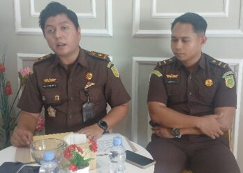 Kasi Datun Kejari Bartim, Denny Reynold Octavianus (kanan), saat memberikan keterangan pers, Kamis (30/4/2026).