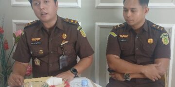 Kasi Datun Kejari Bartim, Denny Reynold Octavianus (kanan), saat memberikan keterangan pers, Kamis (30/4/2026).
