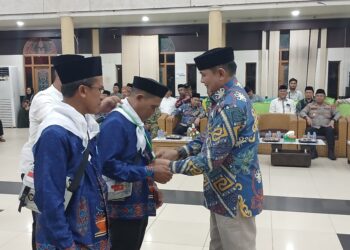 Bupati Barito Timur, M. Yamin, dalam prosesi pelepasan calon jemaah haji di GPU Mantawara, Jumat (1/5/2026).