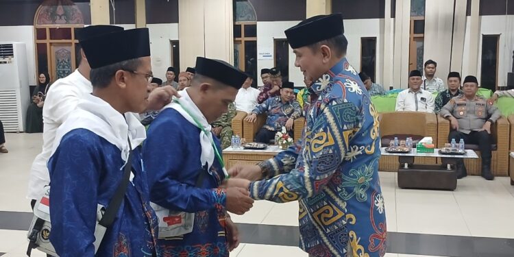 Bupati Barito Timur, M. Yamin, dalam prosesi pelepasan calon jemaah haji di GPU Mantawara, Jumat (1/5/2026).