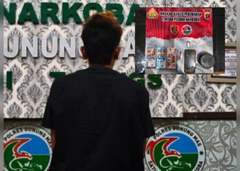 AG (21) dan barang bukti yang diamankan.