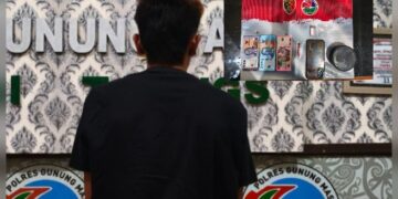 AG (21) dan barang bukti yang diamankan.
