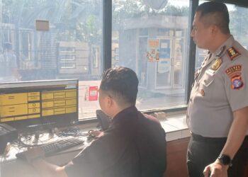 Kapolres Bartim AKBP Eddy Santoso, melakukan pengecekan Call Center 110 yang berada di Pos SPKT Polres Bartim, Selasa (19/5/2026).