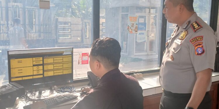 Kapolres Bartim AKBP Eddy Santoso, melakukan pengecekan Call Center 110 yang berada di Pos SPKT Polres Bartim, Selasa (19/5/2026).