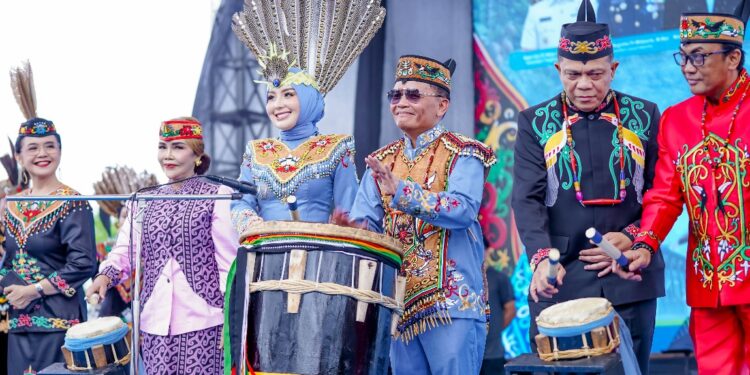 Gubernur Agustiar Sabran, membuka gelaran FBIM 2026, Kalteng Expo, dan Karnaval Budaya di Bundaran Besar Palangka Raya, Minggu (17/5/2026). (Ist)