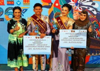 Wakil Ketua I DPRD Murung Raya, Dina Maulidah (paling kiri), berpose dengan perwakilan Jagau Nyai asal Murung Raya yang meraih juara terfavorit pada ajang FBIM 2026.