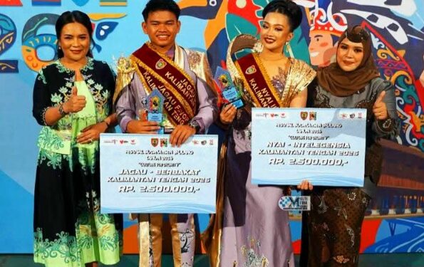 Wakil Ketua I DPRD Murung Raya, Dina Maulidah (paling kiri), berpose dengan perwakilan Jagau Nyai asal Murung Raya yang meraih juara terfavorit pada ajang FBIM 2026.