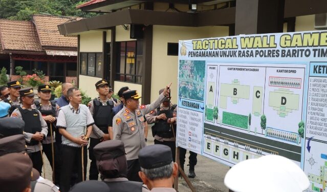 Kapolres Bartim AKBP Eddy Santoso, memberikan arahan kepada jajaran dalam TFG Sispamkota di Hari May Day, Jumat (1/5/2026).