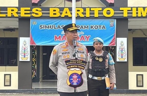 Kapolres Bartim, AKBP Eddy Santoso, memberikan arahan dalam apel, Jumat (1/5/2026).