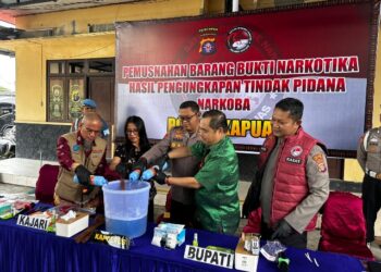 Kapolres Kapuas AKBP Gede Eka Yudharma, memimpin pemusnahan barang bukti sabu, Jumat (1/5/2026).