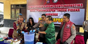 Kapolres Kapuas AKBP Gede Eka Yudharma, memimpin pemusnahan barang bukti sabu, Jumat (1/5/2026).