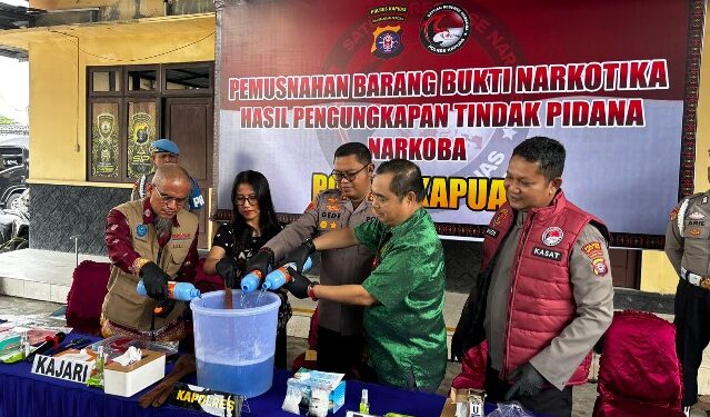 Kapolres Kapuas AKBP Gede Eka Yudharma, memimpin pemusnahan barang bukti sabu, Jumat (1/5/2026).