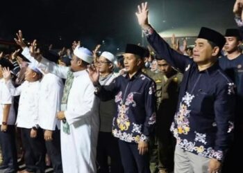 Bupati Barito Utara, Shalahuddin, melepas calon jemaah haji, Jumat (1/5/2026) malam.
