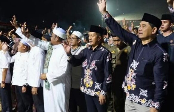 Bupati Barito Utara, Shalahuddin, melepas calon jemaah haji, Jumat (1/5/2026) malam.