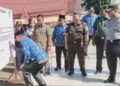 Bupati Bartim, M. Yamin, menandatangani pakta integritas sebagai komitmen mendukung pembangunan pendidikan yang berkualitas di sela Apel Hardiknas, Sabtu (2/5/2026).