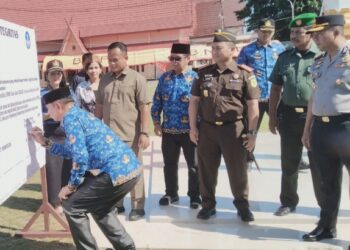 Bupati Bartim, M. Yamin, menandatangani pakta integritas sebagai komitmen mendukung pembangunan pendidikan yang berkualitas di sela Apel Hardiknas, Sabtu (2/5/2026).
