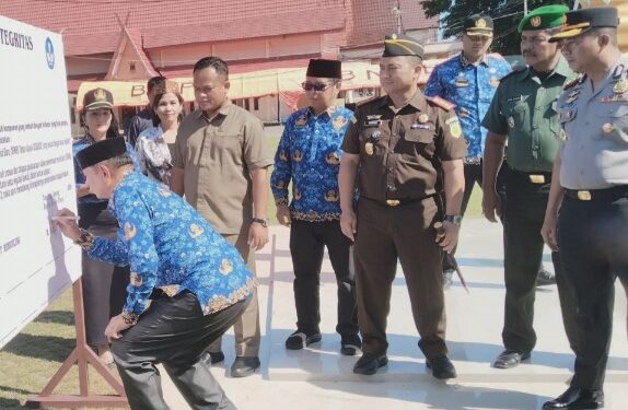 Bupati Bartim, M. Yamin, menandatangani pakta integritas sebagai komitmen mendukung pembangunan pendidikan yang berkualitas di sela Apel Hardiknas, Sabtu (2/5/2026).
