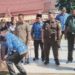 Bupati Bartim, M. Yamin, menandatangani pakta integritas sebagai komitmen mendukung pembangunan pendidikan yang berkualitas di sela Apel Hardiknas, Sabtu (2/5/2026).