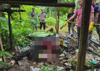 Polisi yang melakukan olah TKP, Minggu (3/5/2026). (Ist Polsek Tewah)
