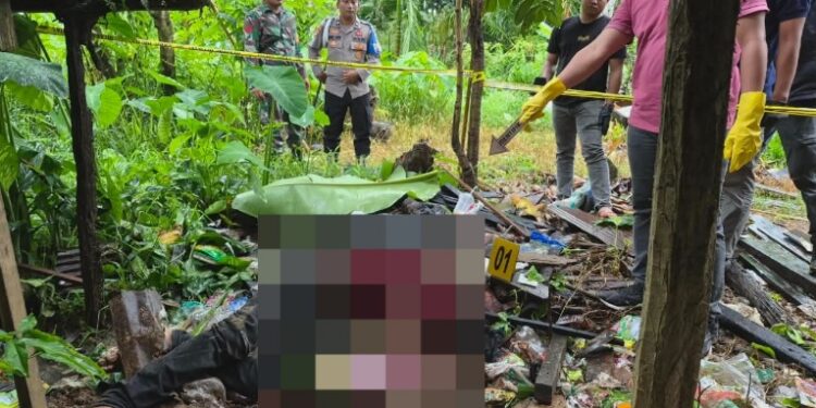 Polisi yang melakukan olah TKP, Minggu (3/5/2026). (Ist Polsek Tewah)